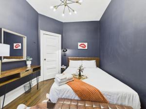 een slaapkamer met een groot bed en een bureau bij Wrigley Pet Friendly Garage Pool Table WD in Chicago