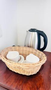 Příslušenství pro přípravu čaje a kávy v ubytování Lost Paradise Sri Lanka