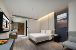 Μια τηλεόραση ή/και κέντρο ψυχαγωγίας στο Atour Hotel Shanghai Pudong Airport Zhunan Road