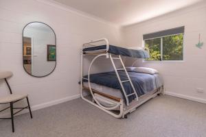 Ένα ή περισσότερα κρεβάτια σε δωμάτιο στο Blueys Beach Villa Manyana 30