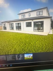 una pantalla de ordenador con vistas a una casa en Airport Heaven Comfort Home, en Auckland