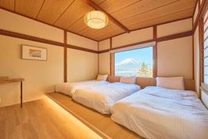 En eller flere senge i et værelse på プライベートリゾート星池