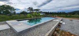 Πισίνα στο ή κοντά στο The Zain's Tiny Villa