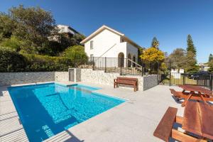 Swimmingpoolen hos eller tæt på Blueys Beach Villa Manyana 11 + 6 billeder