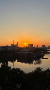 Вид на восход или закат из апарт-отеля или места поблизости