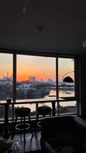 Вид на восход или закат из апарт-отеля или места поблизости