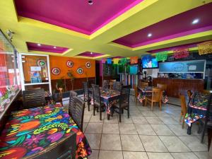 a restaurant with tables and chairs and a bar at Hotel Puerto México Aeropuerto in Mexico City