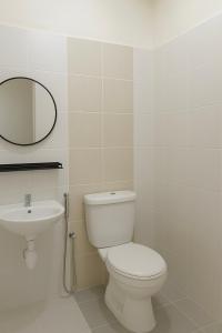 un baño con inodoro y lavabo en Hikari Nest Homestay - 3 Aircond Bedrooms & Wi-Fi, en Kampung Kolam