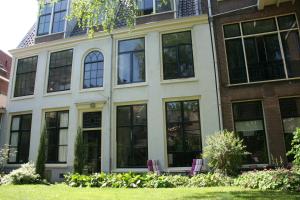 
a large building with a large window in front of it at B&B Het Hart van Haarlem in Haarlem
