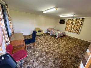 Χώρος καθιστικού στο Spacious and Modern Guest House