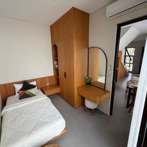 En eller flere senge i et værelse på Elegant 3 bedroom Villa