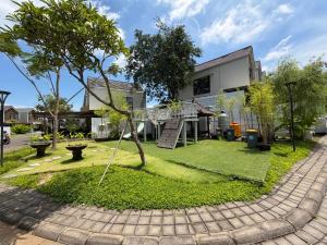 a person is playing in the yard of a house at Elegant 3 bedroom Villa in Jimbaran