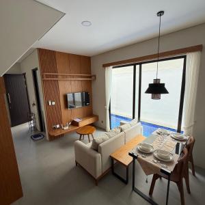 Et tv og/eller underholdning på Elegant 3 bedroom Villa + 2 billeder