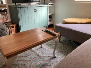 ブリスベンにあるFamily and pet friendly home in Brisbaneのリビングルーム(コーヒーテーブル付)