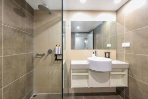 Koupelna v ubytování Darwin City Centre Apt Pool & Gym Free parking + 11 fotografií