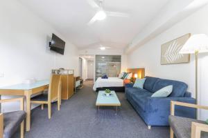 TV a/nebo společenská místnost v ubytování Darwin City Centre Apt Pool & Gym Free parking