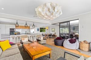 Kuchyň nebo kuchyňský kout v ubytování Hihi O Te Ra - Waterfront Waiotahe Holiday Home