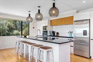 Kuchyň nebo kuchyňský kout v ubytování Hihi O Te Ra - Waterfront Waiotahe Holiday Home + 15 fotografií