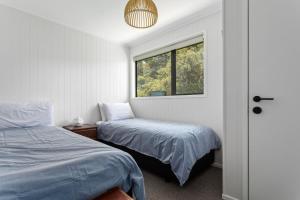 Postel nebo postele na pokoji v ubytování Hihi O Te Ra - Waterfront Waiotahe Holiday Home