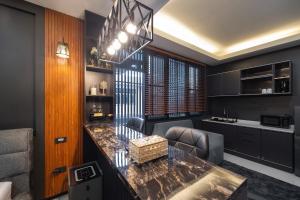 Una cocina o cocineta en Delta 9 Phrakanong