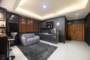 Una cocina o cocineta en Delta 9 Phrakanong 12 fotos más