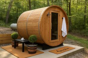 Сад в White Pines Lodge- Wooded Retreat