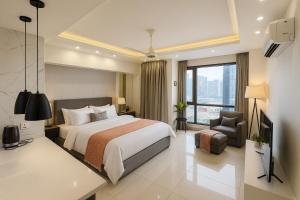 Телевизор и/или развлекательный центр в Zameen Opal Grand Executive Serviced Apartments Lahore