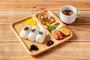 a plate of sushi and a cup of coffee at ホテル ハンズ 岐阜 in Ginan