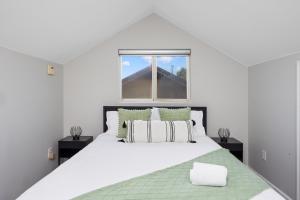 Кровать или кровати в номере Pasadena Charming Vacation Home with Hot Jacuzzi