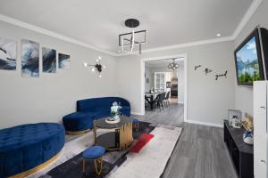 Телевизор и/или развлекательный центр в Pasadena Charming Vacation Home with Hot Jacuzzi