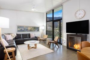 TV a/nebo společenská místnost v ubytování Ecocrackenback 5