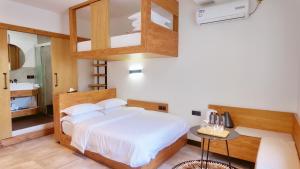 Postel nebo postele na pokoji v ubytování DaLi LOFT Travelling With Hostel