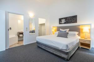 Giường trong phòng chung tại Corrigans Beach Escape 1 Bedroom Apartment +3 ảnh