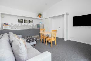 TV/trung tâm giải trí tại Corrigans Beach Escape 1 Bedroom Apartment