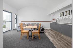 Nhà bếp/bếp nhỏ tại Corrigans Beach Escape 1 Bedroom Apartment