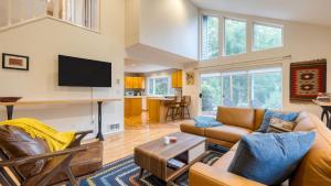 Μια τηλεόραση ή/και κέντρο ψυχαγωγίας στο Forest Front Home w Fire Pit Mins to Beaches Wineries Trails Cedarview Retreat by AvantStay