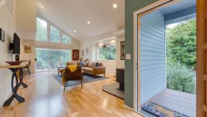 Χώρος καθιστικού στο Forest Front Home w Fire Pit Mins to Beaches Wineries Trails Cedarview Retreat by AvantStay