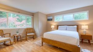 Ένα ή περισσότερα κρεβάτια σε δωμάτιο στο Forest Front Home w Fire Pit Mins to Beaches Wineries Trails Cedarview Retreat by AvantStay