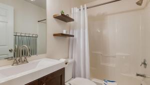 Ένα μπάνιο στο Forest Front Home w Fire Pit Mins to Beaches Wineries Trails Cedarview Retreat by AvantStay +34 φωτογραφίες