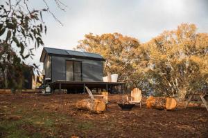 Κήπος έξω από το Tiny Max