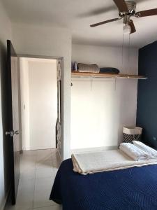 Una cama o camas en una habitación de Hermosa casa de 3 recámaras y 4 camas wifi y frente a balneario