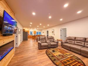 TV a/nebo společenská místnost v ubytování Snaggy Mountain Oasis- 3 bedroom with Hot Tub Near Trails