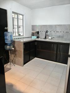 Una cocina o cocineta en Hermosa casa de 3 recámaras y 4 camas wifi y frente a balneario 35 fotos más