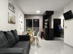 Una televisión o centro de entretenimiento en Hermosa casa de 3 recámaras y 4 camas wifi y frente a balneario