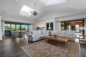 Yuruga, Exeter في Exeter: غرفة معيشة بها أريكة وطاولة