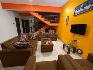 TV a/nebo společenská místnost v ubytování Marvella 3BHK Luxury Villa with Shared Pool