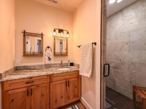 Koupelna v ubytování Snaggy Mountain Oasis- 3 bedroom with Hot Tub Near Trails + 31 fotografií