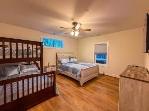 Postel nebo postele na pokoji v ubytování Snaggy Mountain Oasis- 3 bedroom with Hot Tub Near Trails