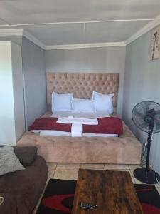 Giường trong phòng chung tại White house apartment