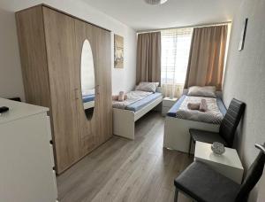 ein kleines Zimmer mit 2 Betten und einem Sofa in der Unterkunft Modernes Apartment mit Balkon in Marl